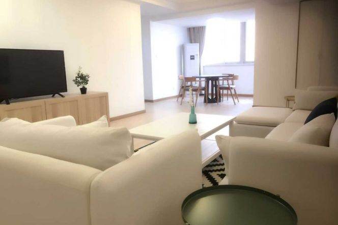 Changping rd/spacious 3BR 2LR/elevator/160 sqm/bright room@L7/13