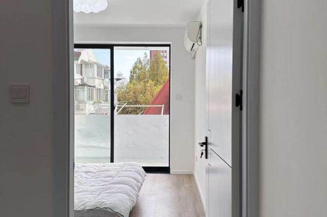 Nice balcony 1Br/1Lr/1Bt apt nr Changshu rd,M1/7