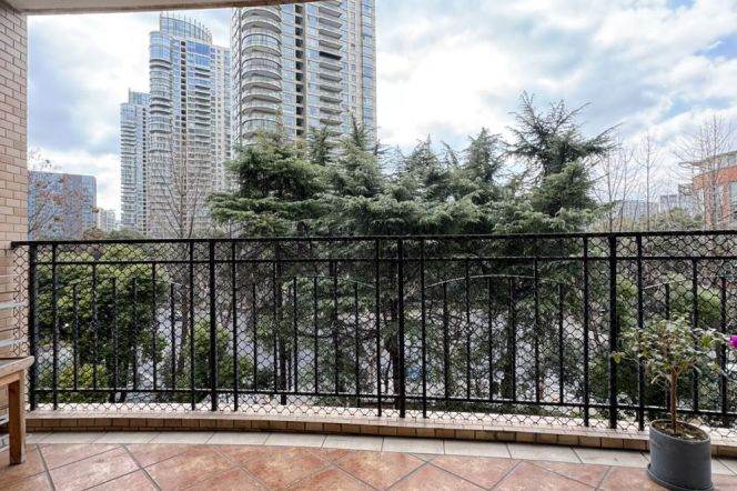 modern 3brs open balcony near Huang pu river IFC and Lujiazui CBD