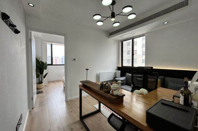 Modern spacious 1Br +Great sunshine @Jing'an Temple | Bright 16F elevator