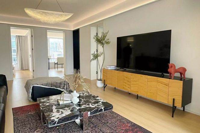 3 Brs, 2 Baths, Floor Heating/Central ac/Dryer, 150 sqm @ Zhongxing metro L8