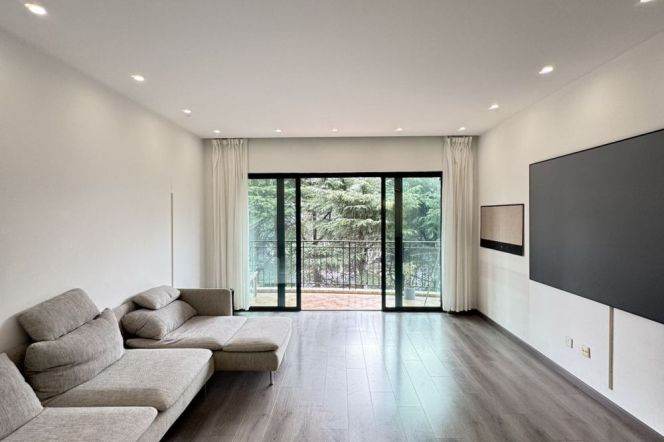 modern 3brs open balcony near Huang pu river IFC and Lujiazui CBD