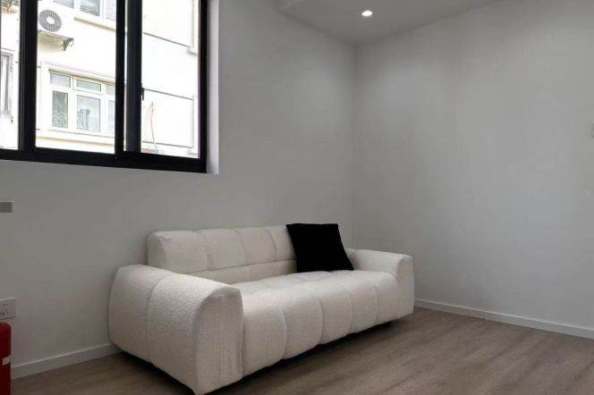 Nice balcony 1Br/1Lr/1Bt apt nr Changshu rd,M1/7