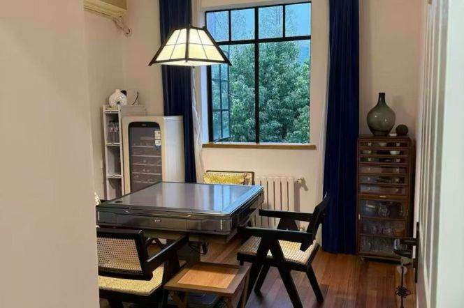 Julu Road 2+1br with outdoor Balcony,Line 2/7/14 Jing'an Temple St.