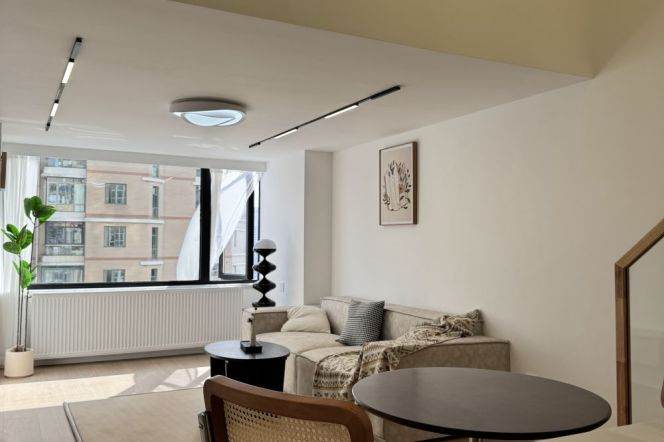 Amazing 2br-2bathr duplex apt | Big wondows | Balcony | West Nanjing rd metro 13.9K