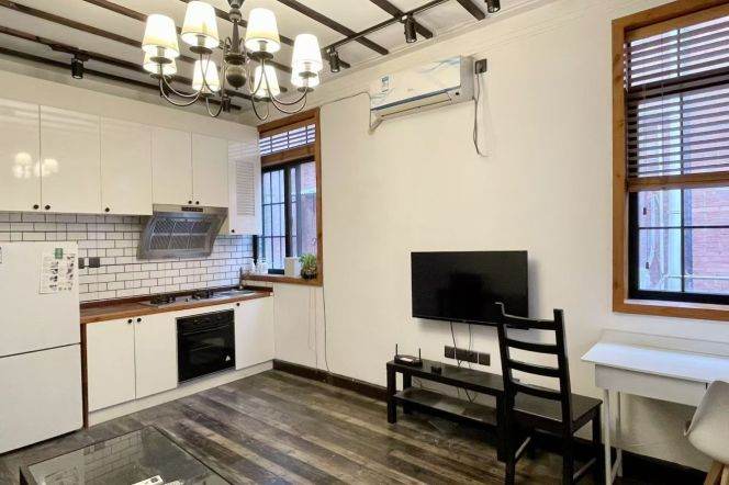 High ceiling old house 1BR nr Shanxi(s)Rd 6.5k