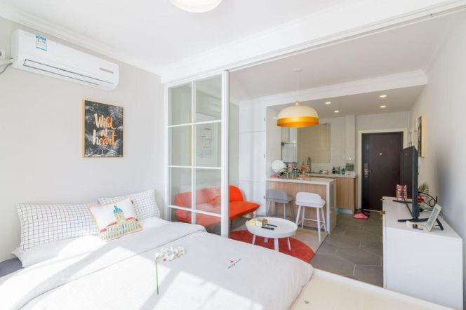 Cozy & Good price 1 br 3 mins walking to L1 PengPu XinCun St. .easy to downtown.