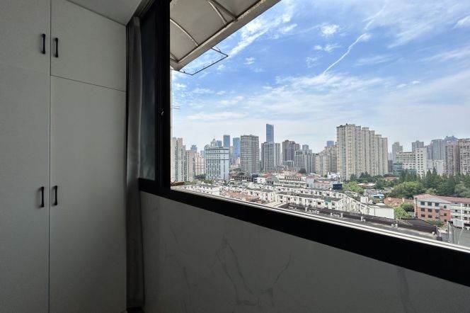 Modern spacious 1Br +Great sunshine @Jing'an Temple | Bright 16F elevator
