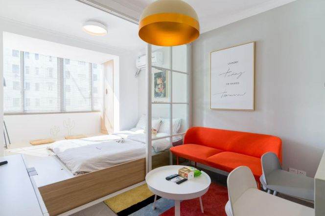 Cozy & Good price 1 br 3 mins walking to L1 PengPu XinCun St. .easy to downtown.