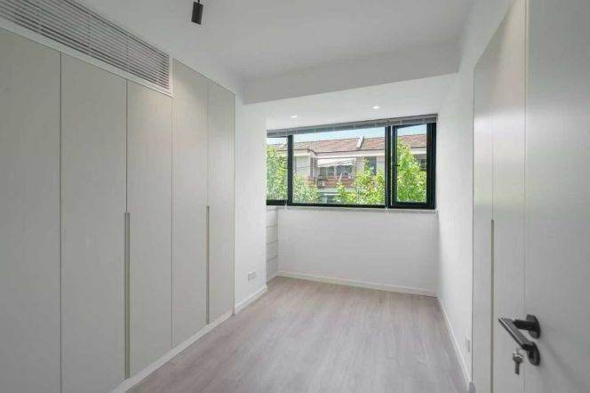 line 2/12/13- West Nanjing Rd station， Bright 2brs，wt central AC+floor heat+ balcony