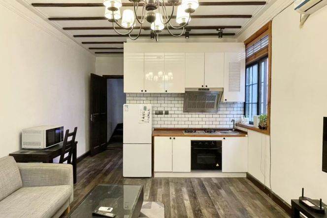 High ceiling old house 1BR nr Shanxi(s)Rd 6.5k