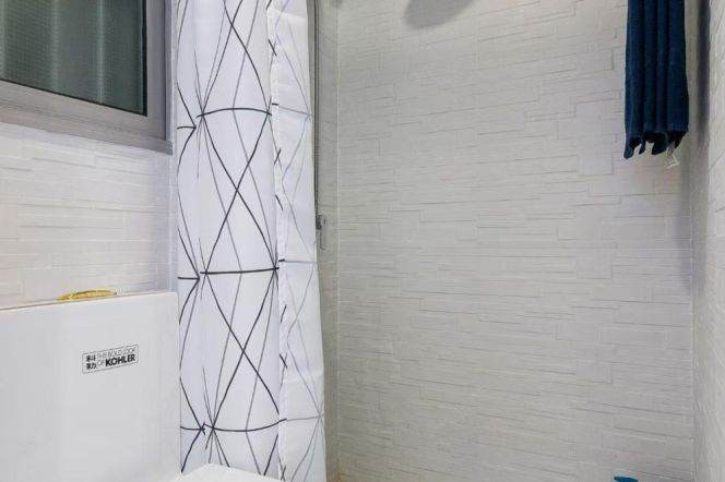 Cozy & Good price 1 br 3 mins walking to L1 PengPu XinCun St. .easy to downtown.