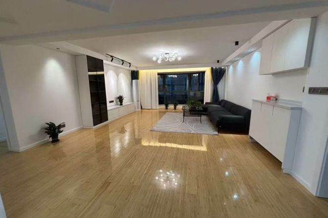 2 Brs, 2 Baths with Private Terrace, Floor Heating, Dish washer, 140 sqm @ Yishan metro L9