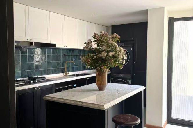 Wutong District, a standalone old mansion on Hunan Road, with a private garden of 150 sqm.