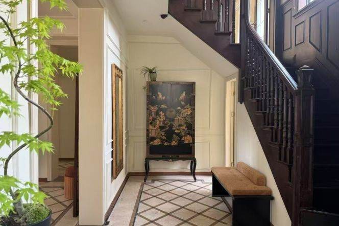 Wutong District, a standalone old mansion on Hunan Road, with a private garden of 150 sqm.