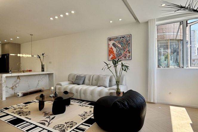 2Bdrs 1Bath Apt/Spacious&Bright&Modern /L3/4/11/14 Cao Yang Rd/Open Balcony/elevator