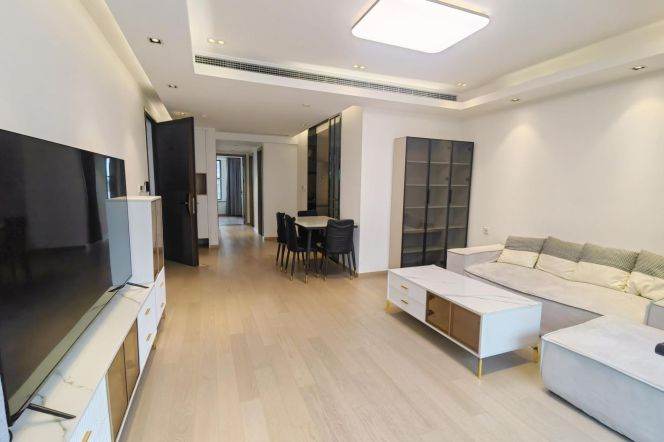 Spacious 2 br  with big balcony+floor heating near NYU shanghai, L6/8/11