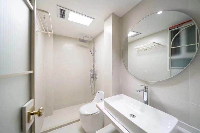 Spacious 1br apt w/patio Mtr jiangsu Rd