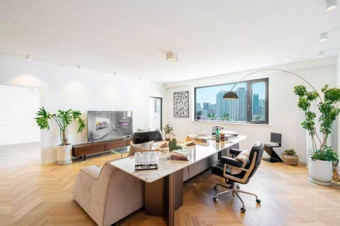 Spacious&high rise 2brs with balcony near Jiangsu Road