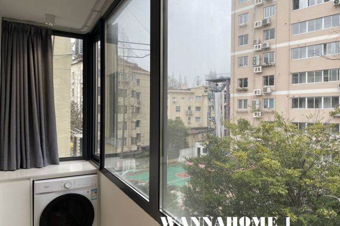 Large Balcony+Spacious&Modern 1Bdr 1Bath Apt+4F Walk Up6+L1 Heng Shan Rd Metro+Great Location