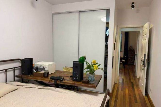 Julu Road 2+1br with outdoor Balcony,Line 2/7/14 Jing'an Temple St.