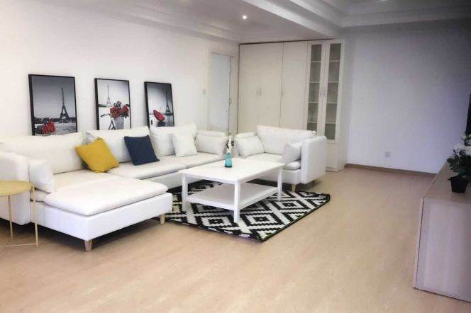 Changping rd/spacious 3BR 2LR/elevator/160 sqm/bright room@L7/13