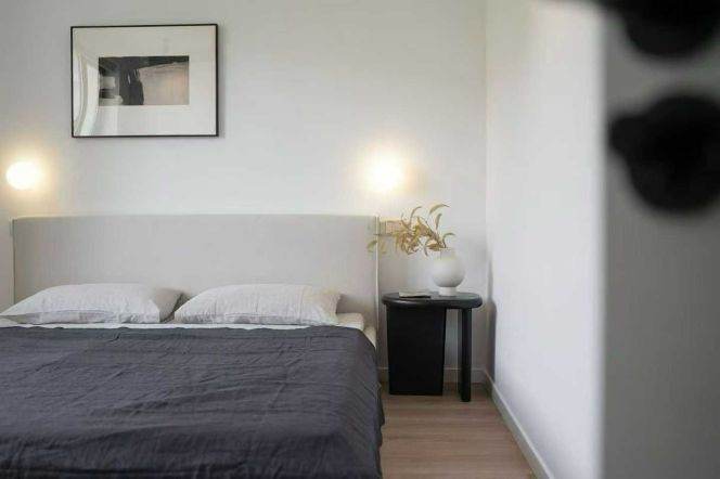 line 2/12/13- West Nanjing Rd station， Bright 2brs，wt central AC+floor heat+ balcony