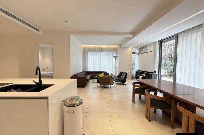 modern big 3brs  floor heating nice garden near IAPM line 1,10,12 asking 46K