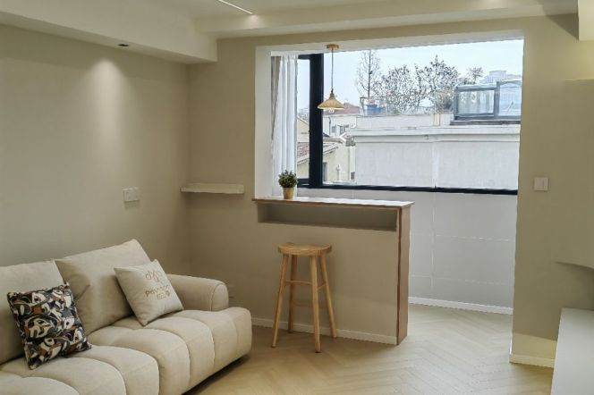 Jiaotong University new and cozy 1br plus outside balcony 