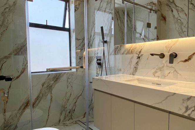 Natural History Museum subway station, zero distance, large windows with underfloor heating