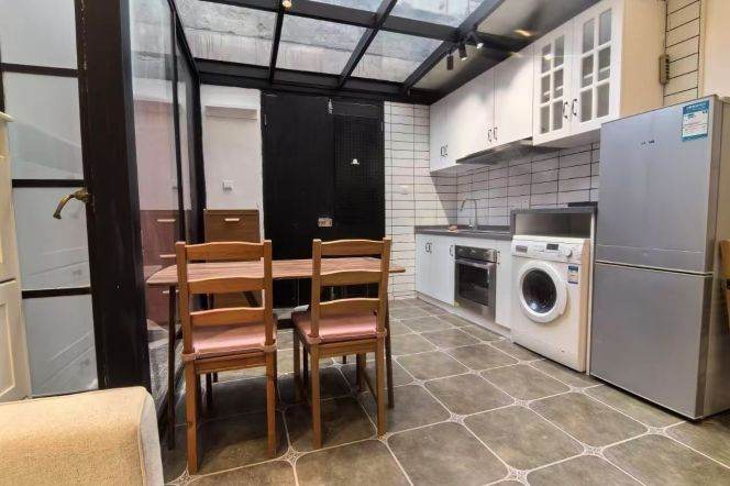 High ceiling Shikumen 1BR APT Jiashan Rd Metro 7.8k