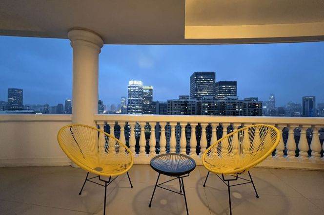 High-ending 3Br Apt w. Balcony &Heating