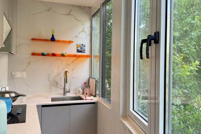 L 1-7 Changshu Road Metro Station, Clement Apartment, Large 1+1 Room with a Large Balcony