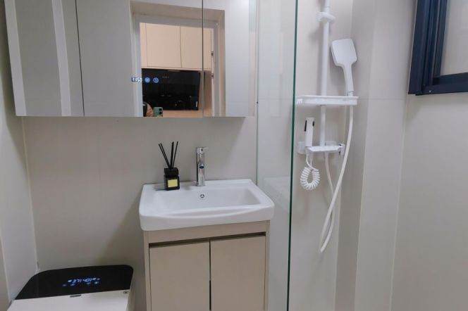 Modern & Spacious 1 br in Xuhui.  easy to L3/12 LongCao rd st.+ L1/12 CaoBao Rd St