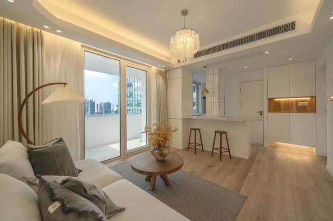 High floor 1br/2living & open balcony/heating/oven @West Nanjing Rd