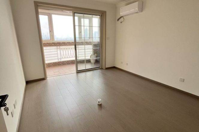 High-rise 2br Apt close to Jing'an Temple
