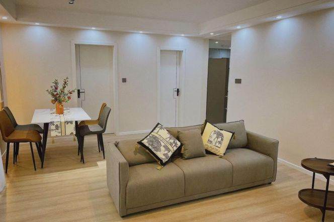 Modern & Spacious  1 br on High floor in Jing'an .5 mins to L 7/13 ChangShou rd st.