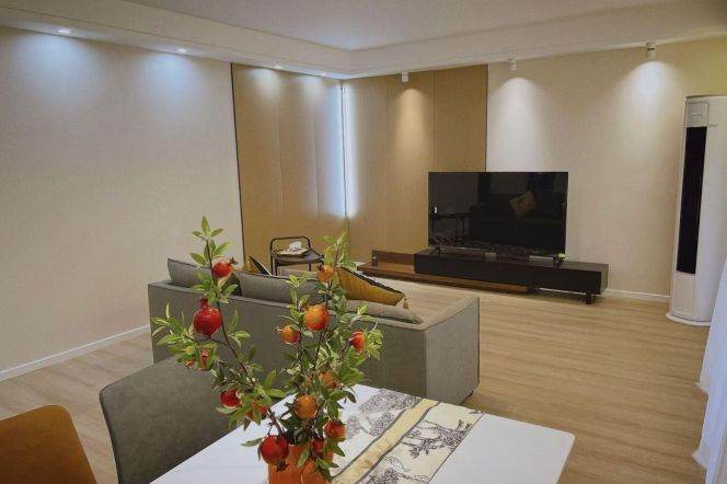 Modern & Spacious  1 br on High floor in Jing'an .5 mins to L 7/13 ChangShou rd st.