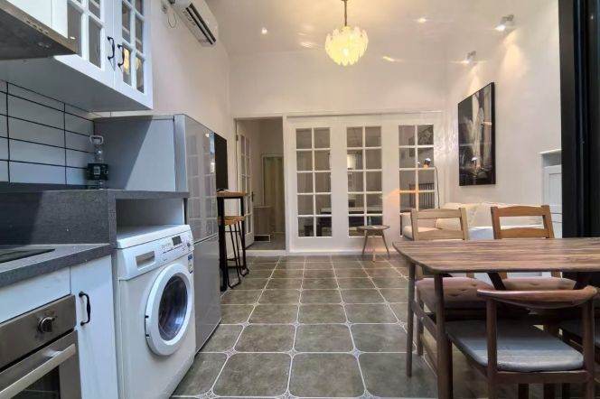 High ceiling Shikumen 1BR APT Jiashan Rd Metro 7.8k