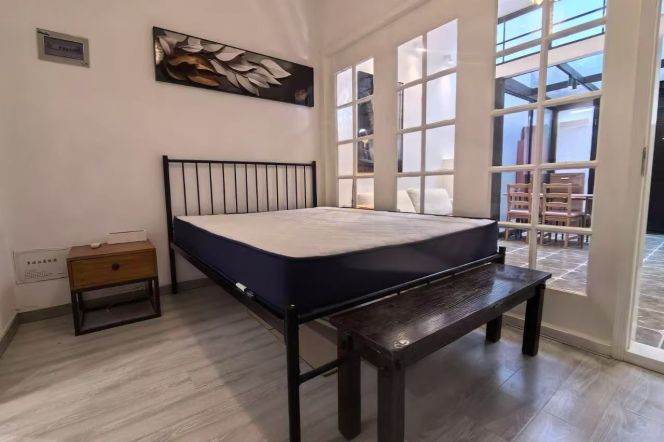 High ceiling Shikumen 1BR APT Jiashan Rd Metro 7.8k