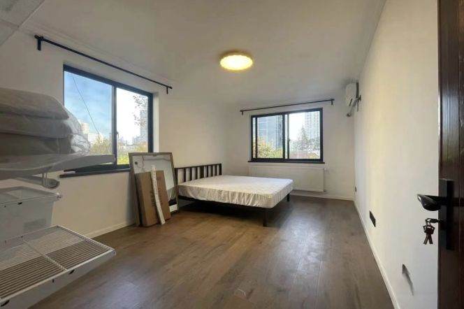 Spacious elevator 2br flat in Hengshan Road