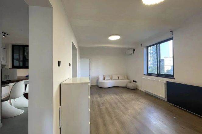 Spacious elevator 2br flat in Hengshan Road