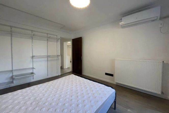 Spacious elevator 2br flat in Hengshan Road