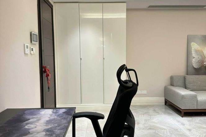  High-end 1br + study apt at Hanzhong Rd &Suzhou Creek   M2/12/13