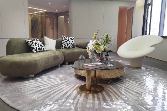 Spacious bright 3br/2bt@Xujiahui center 221sqm with walk in colset 0 distance to metro