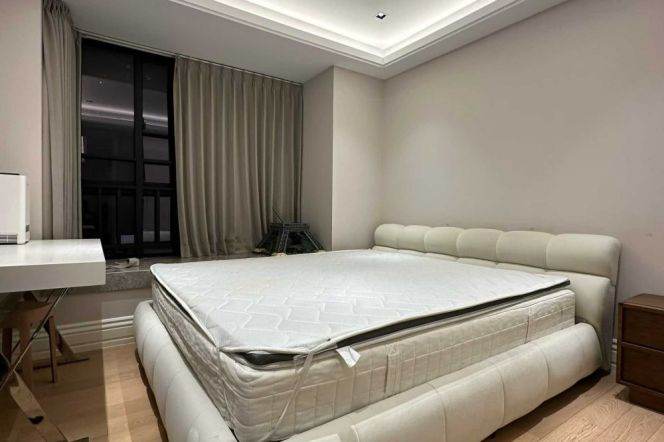  High-end 1br + study apt at Hanzhong Rd &Suzhou Creek   M2/12/13