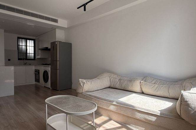 Xinhua rd 2BR 1BA floor heating oven / Stairs / Spacious / Bright / Modern