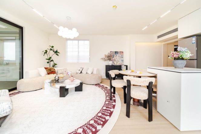 Spacious 2brs with huge terrace near Jiangsu Road