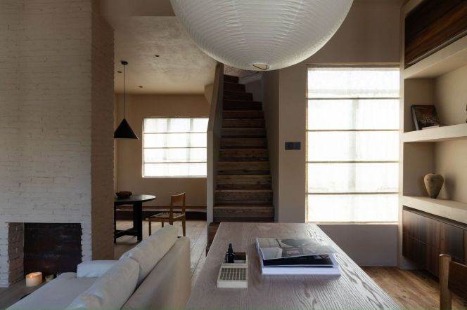 The old apartment building on Hunan Road has a ceiling height of approximately 6 meters.