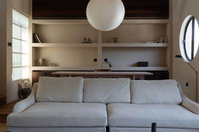 The old apartment building on Hunan Road has a ceiling height of approximately 6 meters.